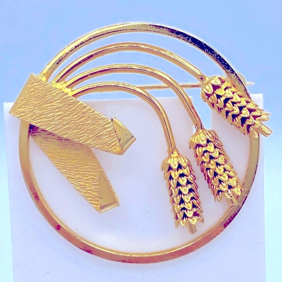 Vintage Jewelry - Vintage Gold Tone Brooch/Pin  With Floral And Leaf Design 1 3/4” Diameter